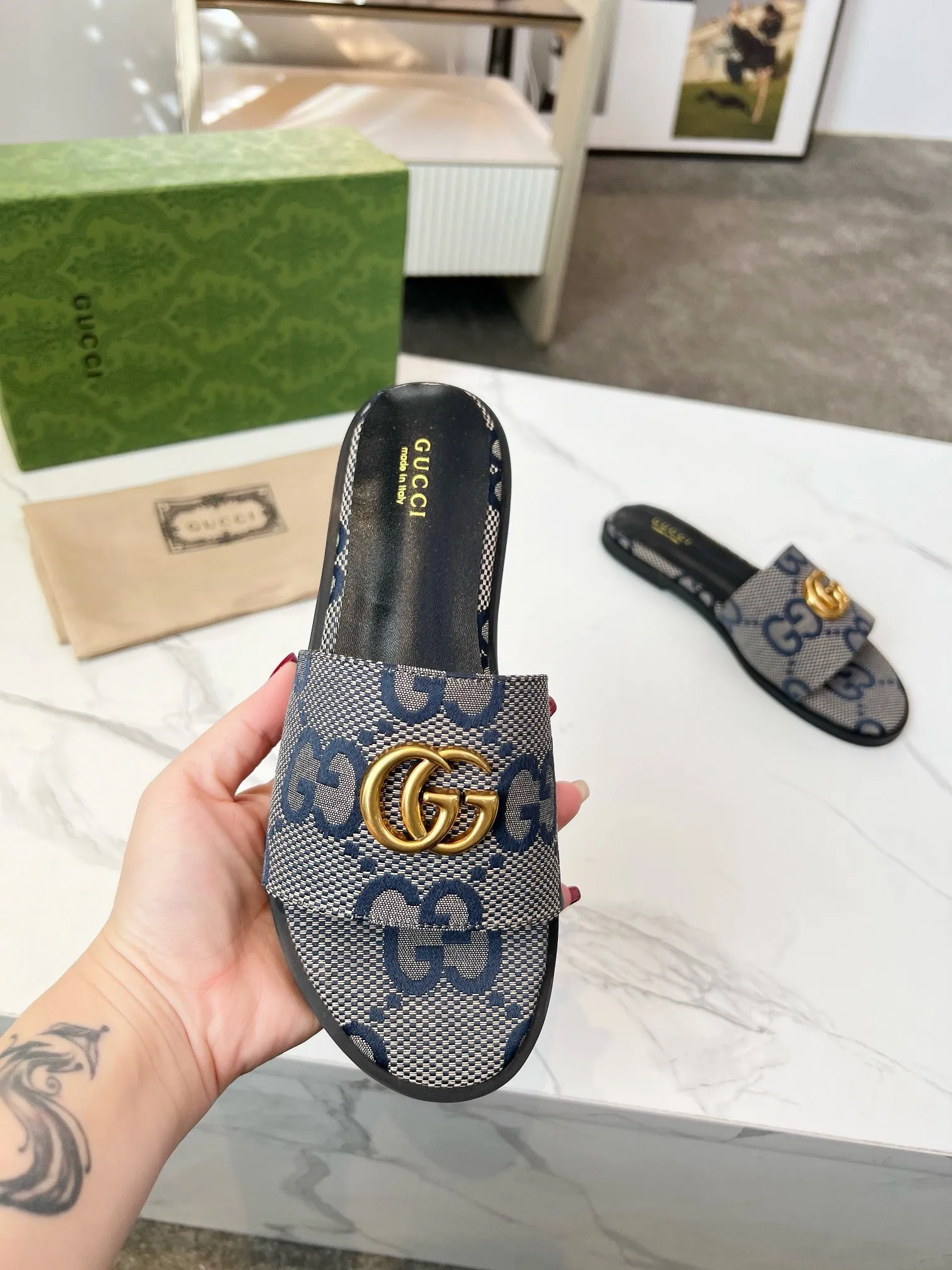 👟👟Ex-factory price 380👟👟 GUCCl 2025 spring and summer new style casual interlocking double G sandals for women. This piece is from the Gucci Lido collection, and its design is inspired by the summer style and beach clubs of the Italian coast. Archive designs from the 1970s infuse the brand with glory. Get inspired by this iconic era. The "Gucci March of Love" series continues to explore the aesthetic connotation of the brand's archived logos in a new way, while at the same time embracing the classic elegance and charm. Code Number: 35-43#